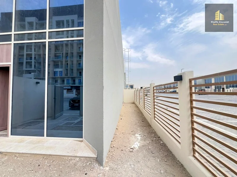 ركن | بالقرب من المدخل | متاجر تجارية قريبة63736055139459110
