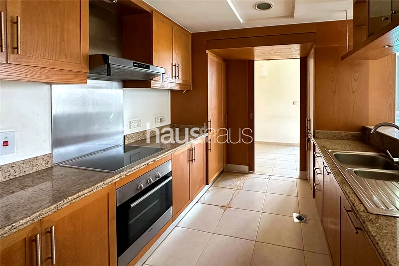 واسع | برج كامل | موقع مركزي63769832498433113