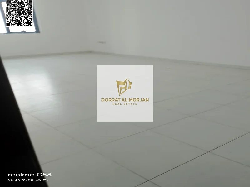 شقة للبيع مكونة من غرفتين نوم و3 حمامات و3 شرفات ومطبخ مغلق.63885667267715111