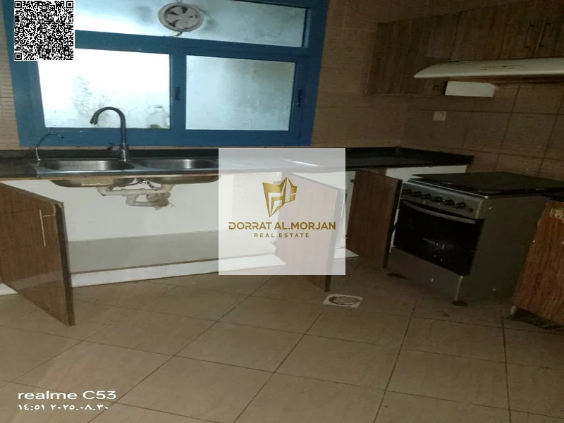 شقة للبيع مكونة من غرفتين نوم و3 حمامات و3 شرفات ومطبخ مغلق.63885667267715114