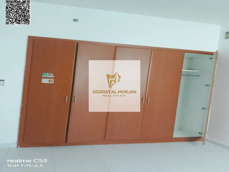شقة للبيع مكونة من غرفتين نوم و3 حمامات و3 شرفات ومطبخ مغلق.63885667267715112