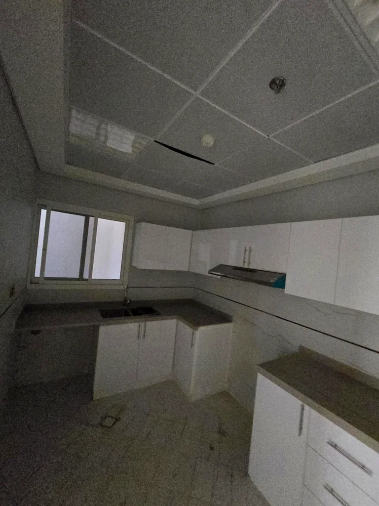 A room, a hall, two bathrooms, a kitchen, a swimming pool, a gym, and built-in wardrobes63711958595713111