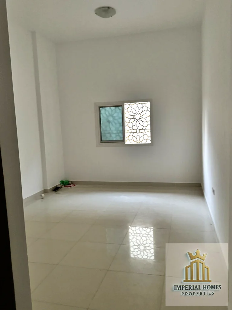 استوديو واسع للإيجار السنوي مع مطبخ منفصل مقابل 22,000 درهم فقط.63721338717570114