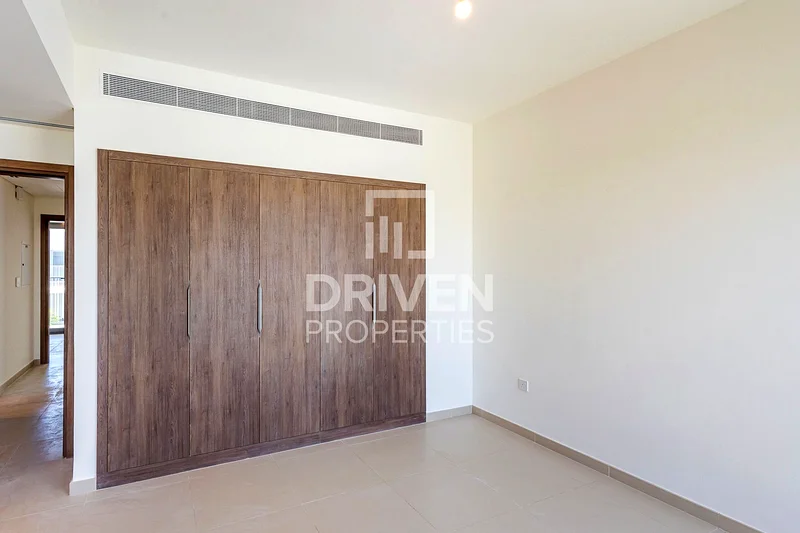 Ready to move in | Single Row | End Unit63930282666625112