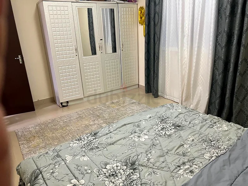 غرفة نوم واحدة وصالة مفروشة بالكامل63827763279363111