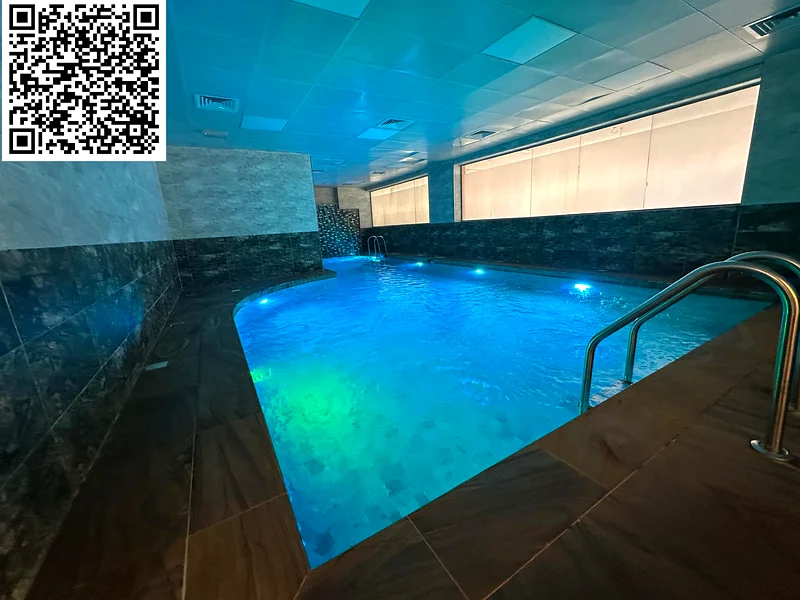 Gym and swimming pool with built-in lockers. The lowest price is for a master bedroom and a hall. F63712151404034111
