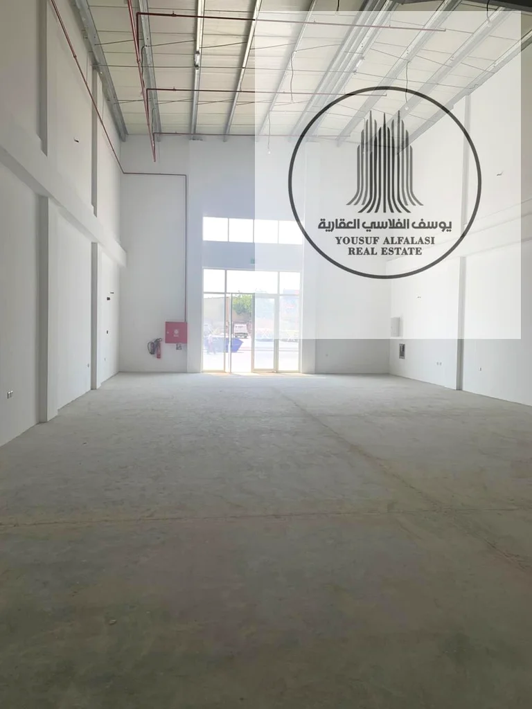 A distinctive showroom with 40 kilowatt electricity on a main street, with an area of ​​3100 square feet, suitable for various activities.64057583453057113