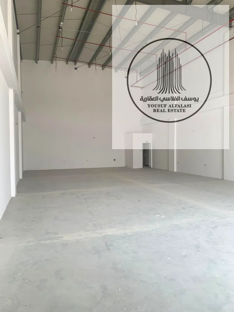 A distinctive showroom with 40 kilowatt electricity on a main street, with an area of ​​3100 square feet, suitable for various activities.64057583453057114
