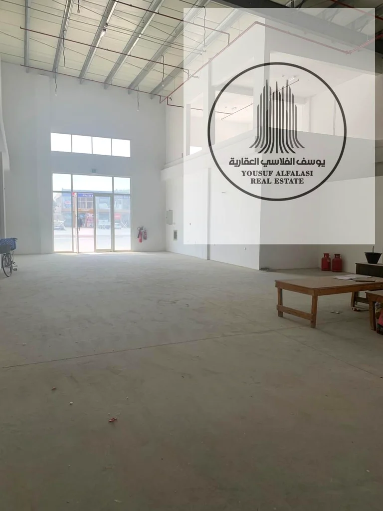 A distinctive showroom with 40 kilowatt electricity on a main street, with an area of ​​3100 square feet, suitable for various activities.64057583453057110
