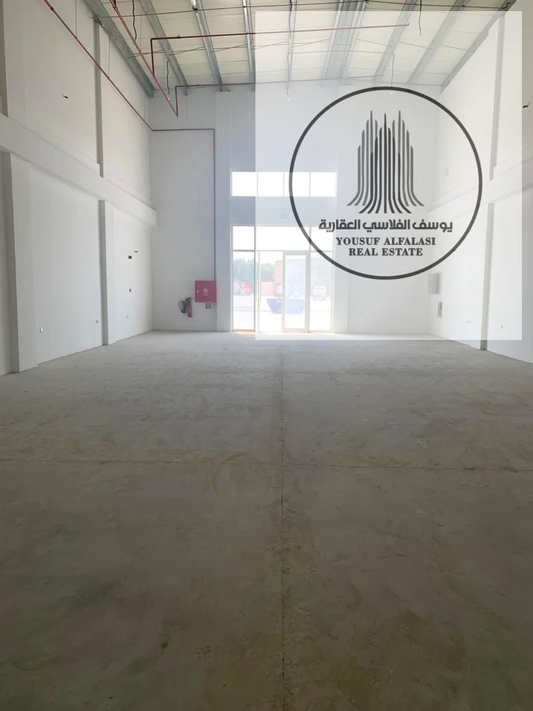 A distinctive showroom with 40 kilowatt electricity on a main street, with an area of ​​3100 square feet, suitable for various activities.64057583453057112