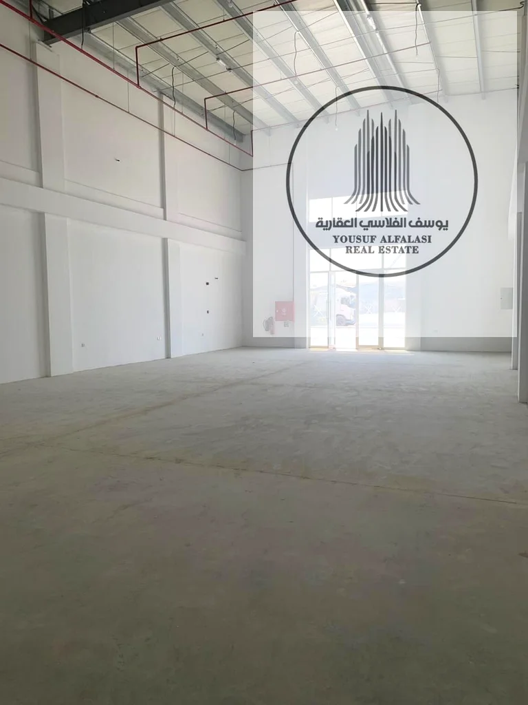 A distinctive showroom with 40 kilowatt electricity on a main street, with an area of ​​3100 square feet, suitable for various activities.64057583453057111