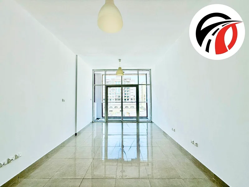 ستوديو واسع مع شرفة وموقف سيارات مجاني63742471965955111
