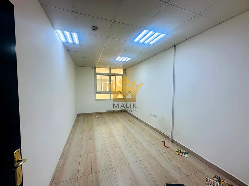 مكتب مع حمام خاص وغرفة مؤن @ شارع المنامة64063910977795112