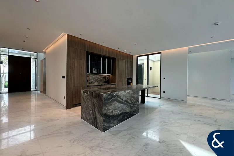 Corner Plot | Signature Villa | Vacant Now63931007713793112