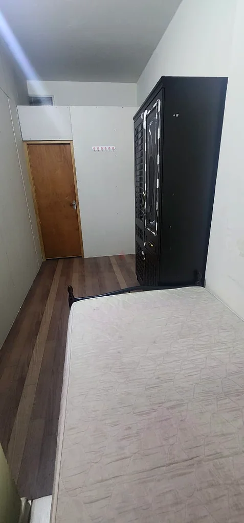 غرفة خاصة كبيرة مغلقة بالكامل لعازب هندي. مجموعة إسبانيا.63797093091714113