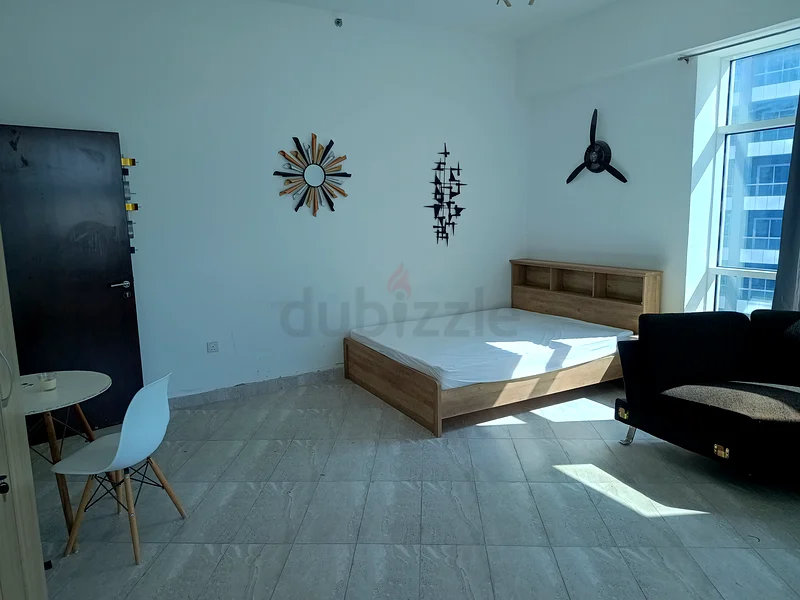 غرفة واسعة - حمام خاص، شرفة، إطلالة على النخيل، موقف سيارات، صالة رياضية، مسبح، المترو على بعد 5 دقائق سيرًا. التسجيل في 1 أكتوبر!63797913889795110