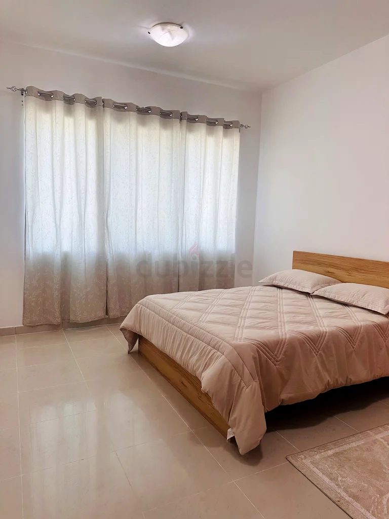غرفة خاصة واسعة (بمنظر كبير) في شقة جديدة بالكامل63796993357443110