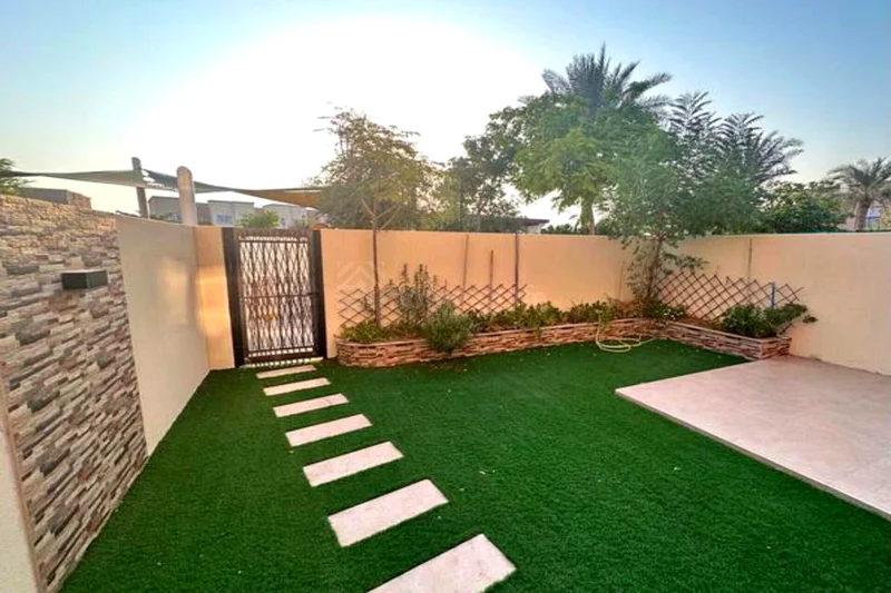 SINGLE ROW  | ON THE POOL AND PARK |  VACANT SOON63736149663105112