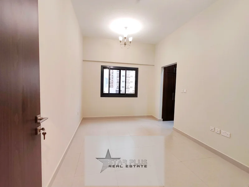 شقة واسعة جداً بغرفتين نوم بالقرب من المخرج مع موقف سيارات مغطى63808433414529114