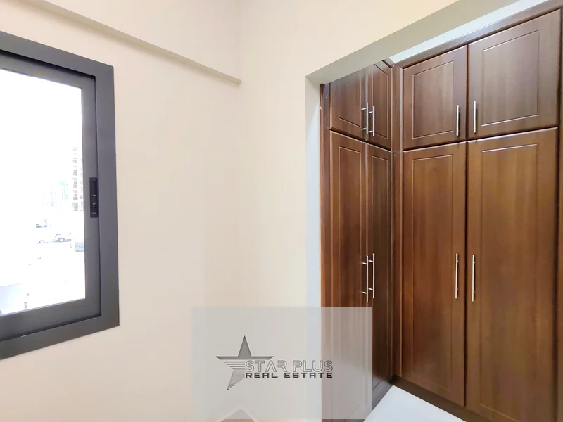 شقة واسعة جداً بغرفتين نوم بالقرب من المخرج مع موقف سيارات مغطى63808433414529113