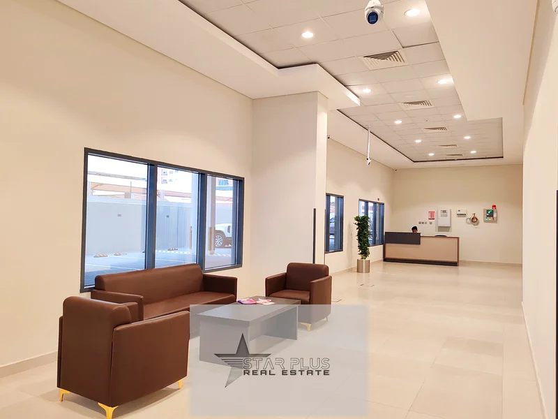 شقة واسعة جداً بغرفتين نوم بالقرب من المخرج مع موقف سيارات مغطى63808433414529110