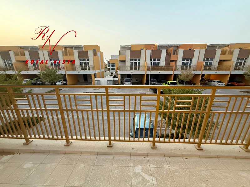 فيلا تاون هاوس بثلاث غرف نوم في مجمع ألبيزيا داماك هيلز 264003832439170112