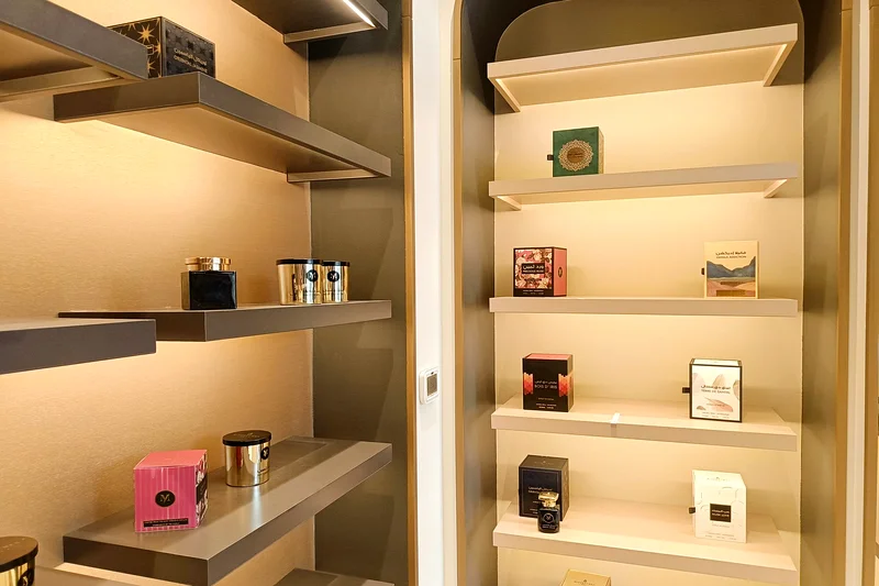 Gold Showroom | Good Visibility | Vacant64065919451650112