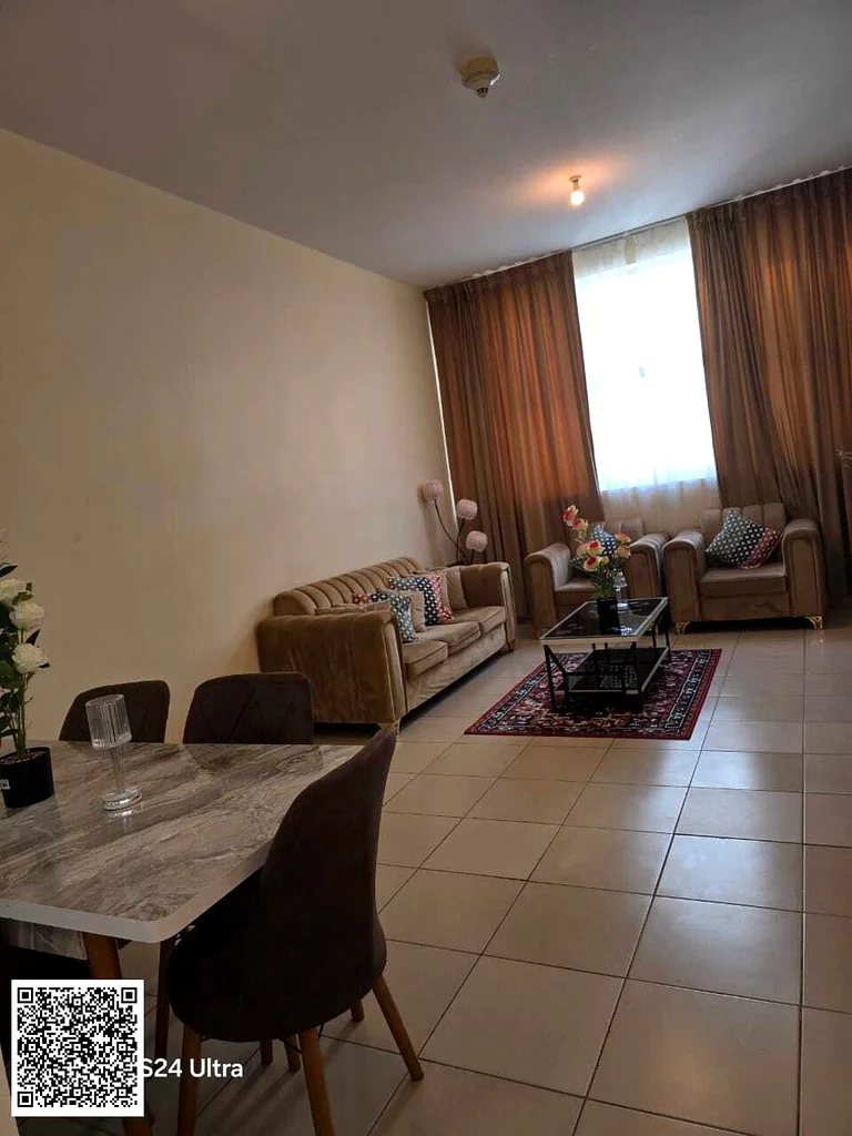 شقة مكونة من غرفتين وصالة للبيع، مع غرفة تخزين وغسيل، مؤثثة بالكامل، ومطبخ مفتوح، في موقع مميز قرب جميع الخدمات.63866727720451112