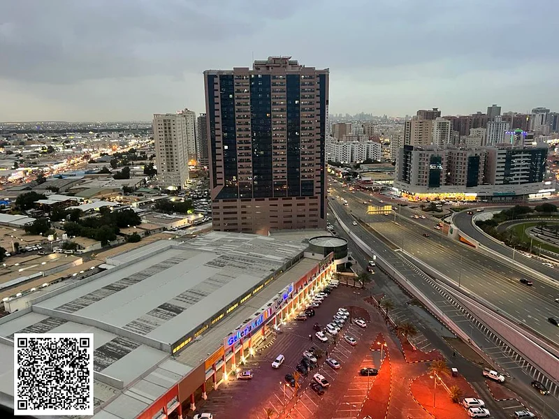 شقة من غرفتي نوم للبيع – حمامان، تكييف مركزي، إطلالة مفتوحة جميلة، تشطيب فاخر، موقع مميز محاط بجميع الخدمات.63865773197570112