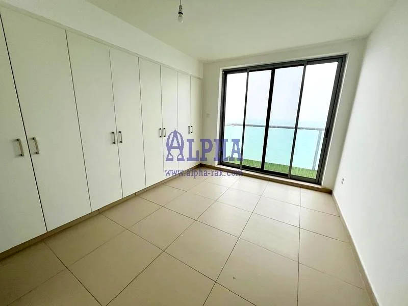 منظر جميل لبحر الخليج! شقة بغرفة نوم واحدة غير مفروشة!63815145982851112