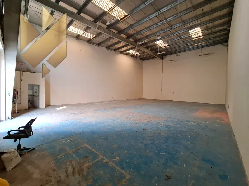 🏭 Warehouse for Rent – Prime Location in Industrial Area 15, Sharjah  📍 2,800 Sq. Ft | 🚚 Easy Access | 💰 Competitive Rates  An excellent opportuni64059680455426111