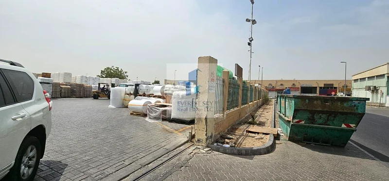 قطعة أرض مفتوحة بمساحة 40000 قدم مربع في المنطقة الصناعية 10 مع جدار حولي / مكاتب / ماء وكهرباء64059322971521111