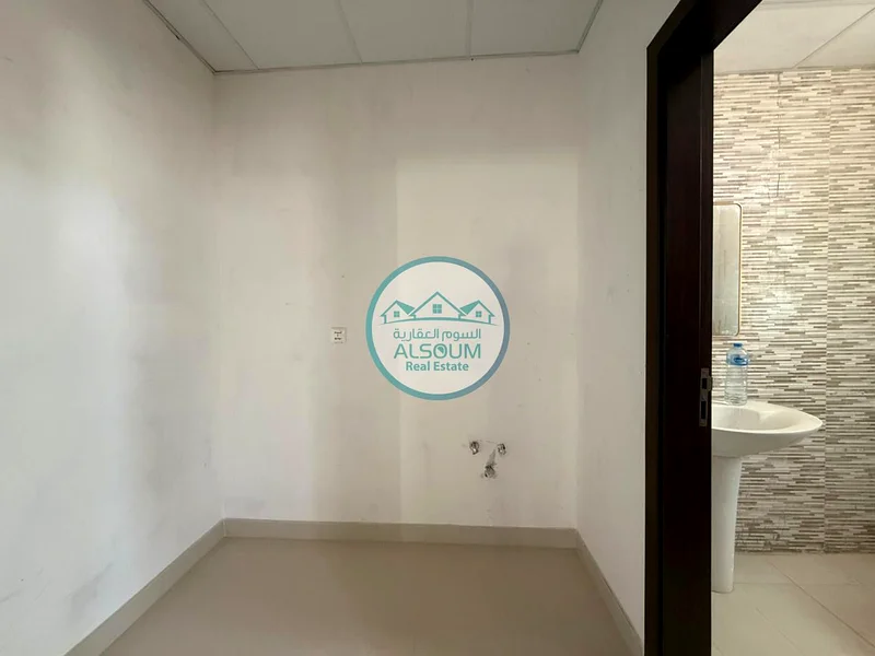 مساحة مكتبية للإيجار | غرفة طعام | دورة مياه | طابق ميزانين |64072889772418112