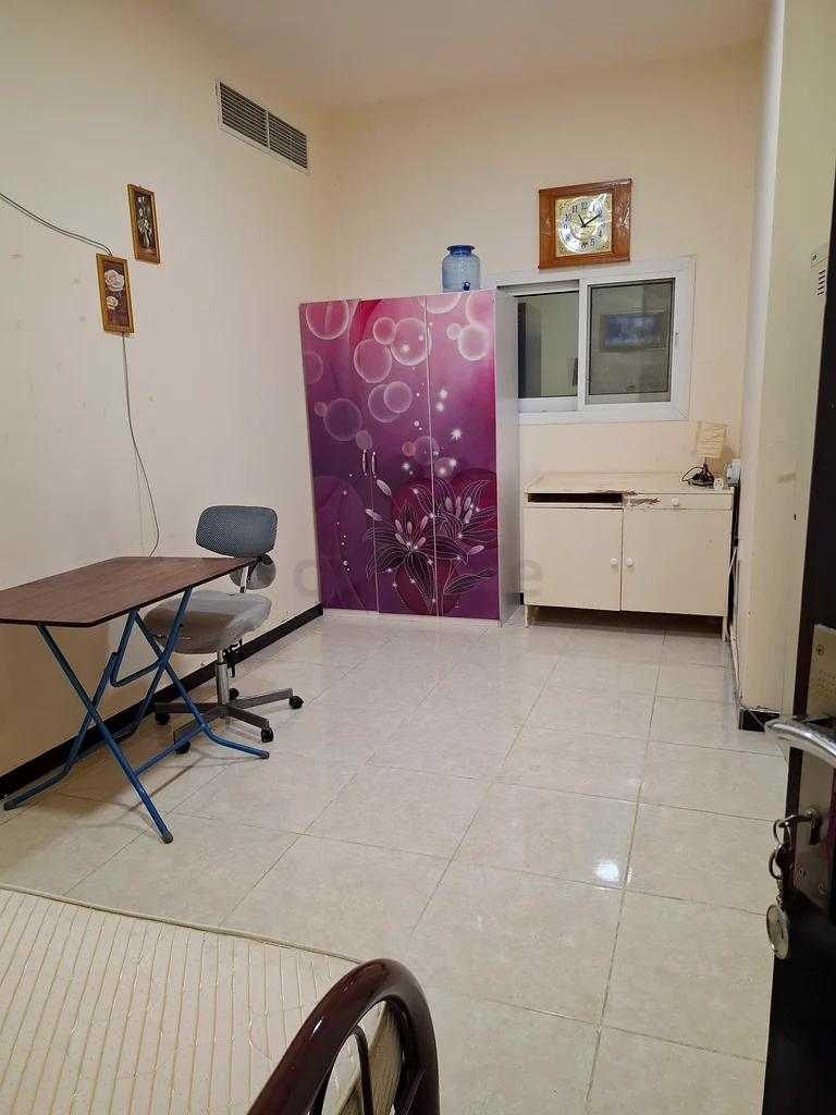 غرفة مشتركة متاحة للرجل الهندي التنفيذي الأعزب64054494781058110