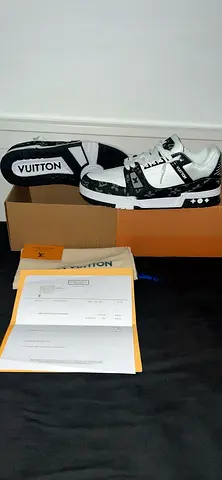 Stylish Louis Vuitton Sneakers - Fashion Forward!