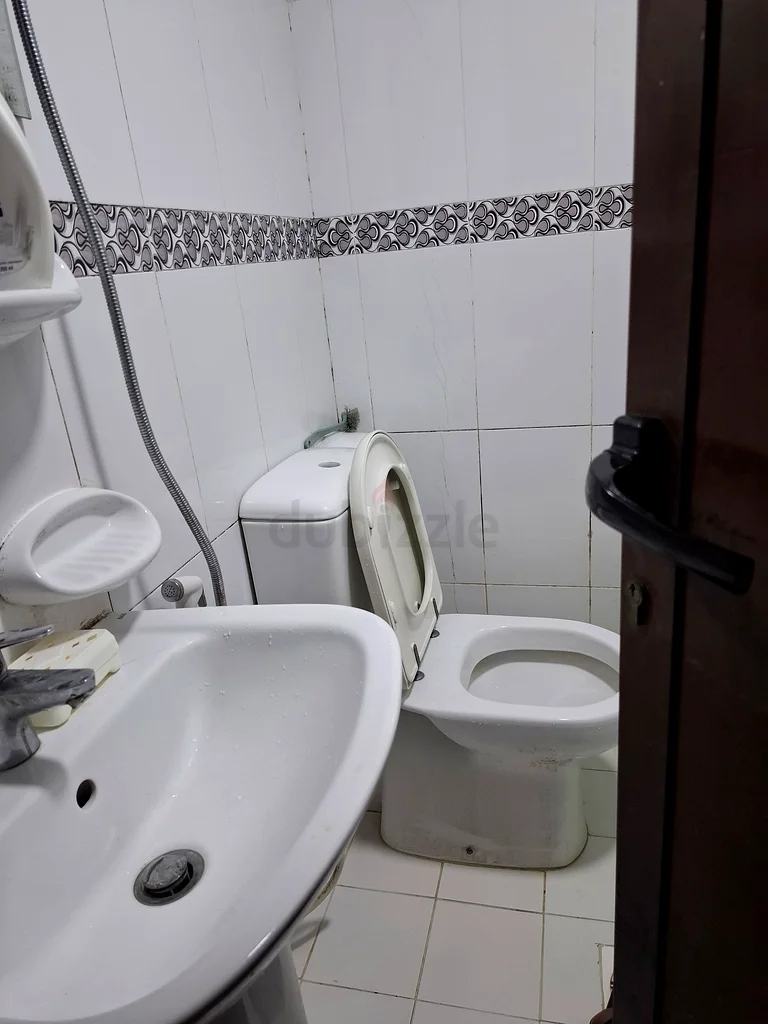 غرفة مشتركة متاحة للرجل الهندي التنفيذي الأعزب64054494781058112