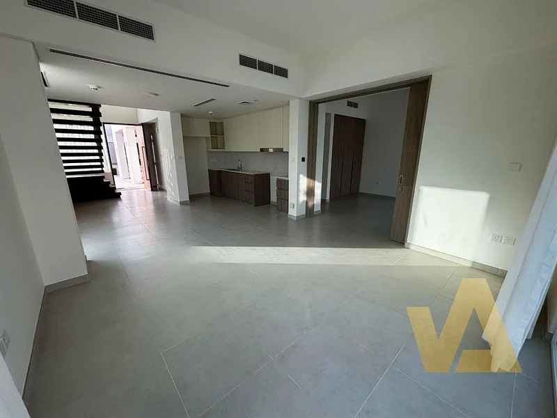 Spacious 4BHK Corner Unit | Private Garden | Vacant64052220029059113