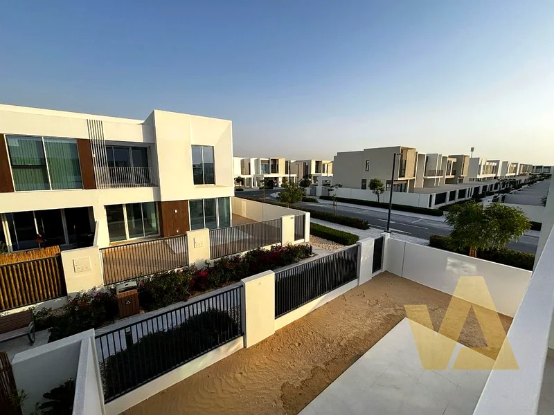 Spacious 4BHK Corner Unit | Private Garden | Vacant64052220029059112