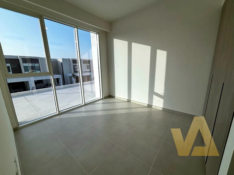 Spacious 4BHK Corner Unit | Private Garden | Vacant64052220029059111