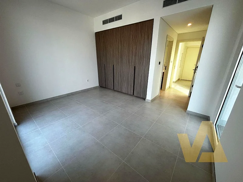 Spacious 4BHK Corner Unit | Private Garden | Vacant64052220029059114