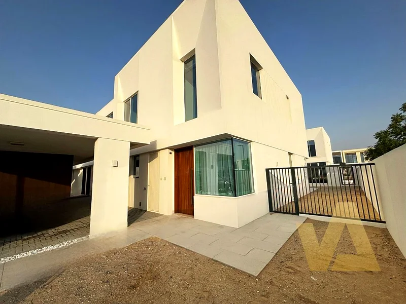 Spacious 4BHK Corner Unit | Private Garden | Vacant64052220029059110