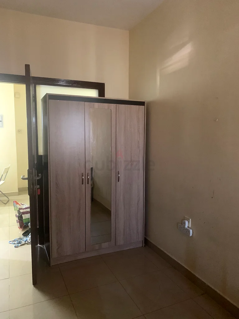 غرفة كبيرة متوفرة بالقرب من إشارة الشمس/منطقة المدرسة في مويلح، الشارقة64053626883841111