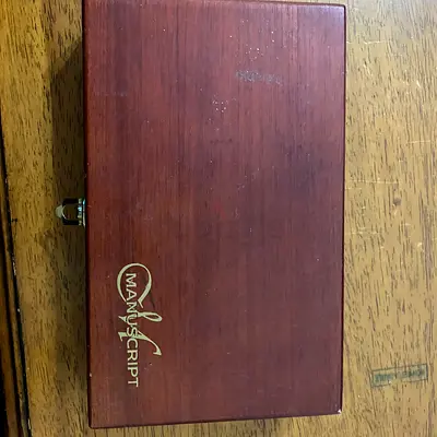 مجموعة ريش كتابة تخطيط في صندوق خشبي ( نوعية عتيقة )