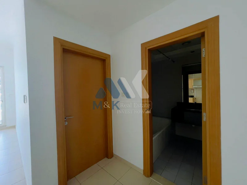 Partial Lake View / Large Balcony / Spacious64209167516674114