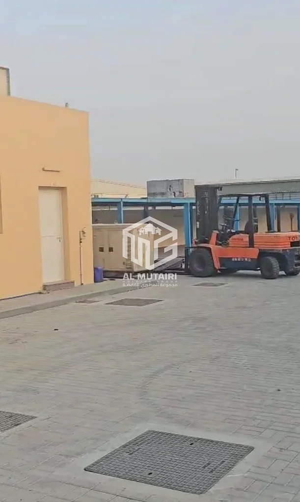 🏢 For Rent – Commercial Yard in Al Saja’a, Sharjah 🏢 A spacious commercial yard with a total area of 20,000 sq ft, featuring 3 offices, a kitchen, 264057583373825111