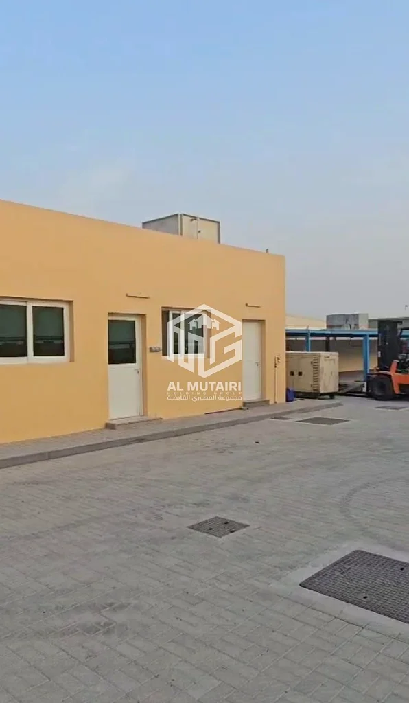 🏢 For Rent – Commercial Yard in Al Saja’a, Sharjah 🏢 A spacious commercial yard with a total area of 20,000 sq ft, featuring 3 offices, a kitchen, 264057583373825112