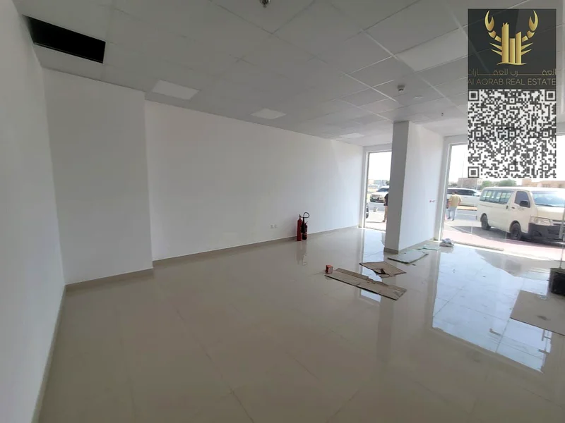متاح متجر تجاري بمساحة 650 قدم مربع للإيجار السنوي في عجمان، الجرف 3، على شارع رئيسي بالقرب من مخرج دبي، بسعر 65,000 درهم64073562297731111