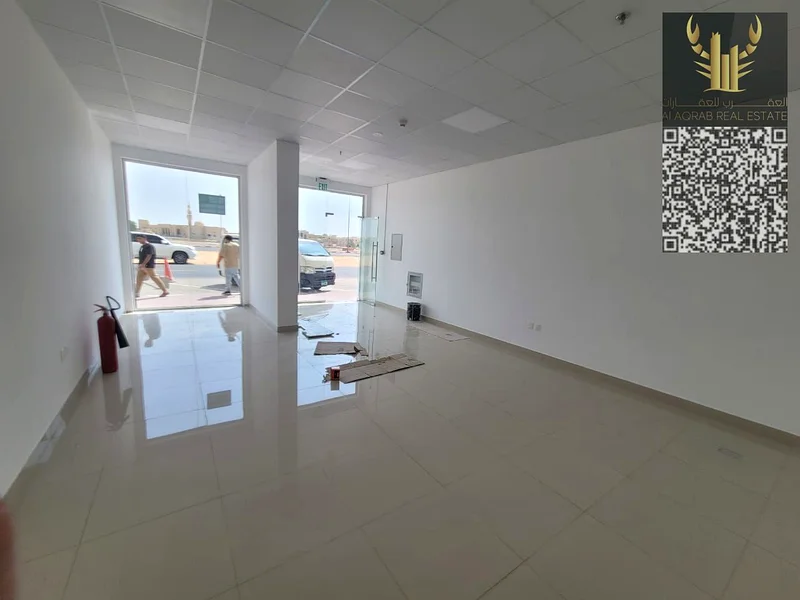 متاح متجر تجاري بمساحة 650 قدم مربع للإيجار السنوي في عجمان، الجرف 3، على شارع رئيسي بالقرب من مخرج دبي، بسعر 65,000 درهم64073562297731110