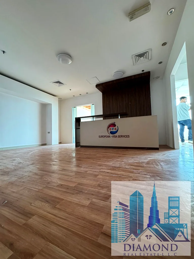 أكبر مكتب مفروش بالكامل للإيجار في برج هورايزون بأم القيوين وسط المدينة64073008045443113