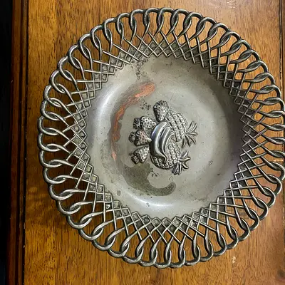 وعاء فاكهة عتيق مطلي بالفضة بتصميم مميز